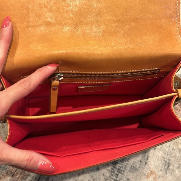 Beautiful Italian leather shoulder bag in camel color - Picture 8 of 13